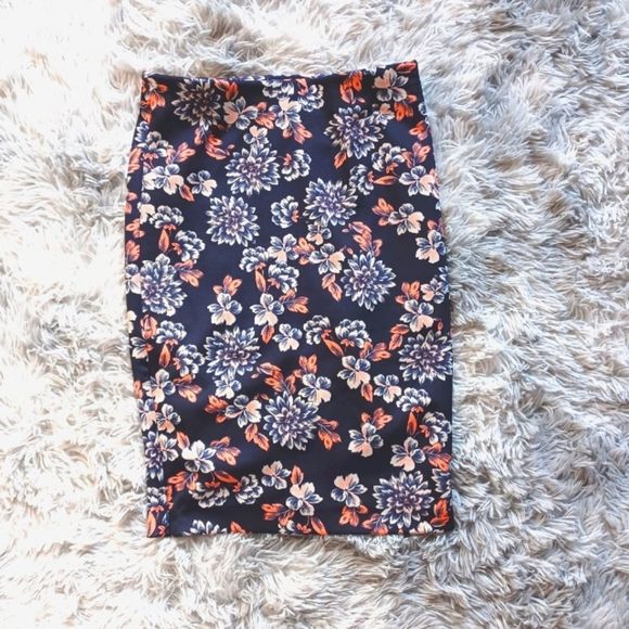 💰3/$30Floral Bodycon high waisted skirt - Picture 1 of 6